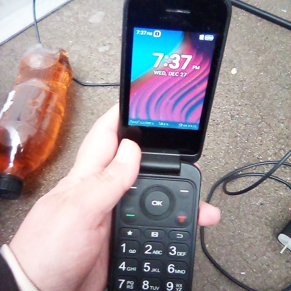 T4O8DL is the model trac phone flip phone compatible with SafeLink wireless - Picture 3 of 4